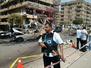 Cảnh sát gác tại hiện trường một vụ đánh bom ở Ai Cập. (Nguồn: THX/TTXVN)