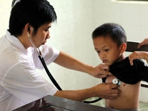 Khám sàng lọc bệnh tim cho trẻ em nghèo. (Ảnh: P.Hoàng/Vietnam+)