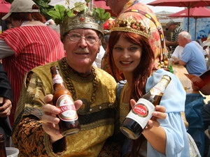 Vua và Hoàng hậu bia giới thiệu Bia của Liên hoan bia quốc tế Berlin lần thứ 14. (Ảnh: Văn Long/Vietnam+)
