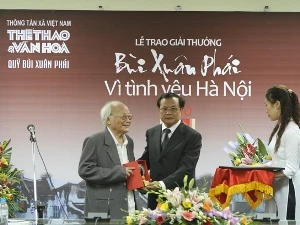 Bí thư Thành ủy Hà Nội Phạm Quang Nghị trao Giải thưởng cho Nhà văn Tô Hoài. (Nguồn: TTXVN)