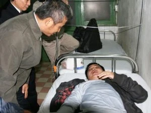 Chủ tịch Tổng Liên đoàn lao động Việt Nam Đặng Ngọc Tùng đến thăm phóng viên Trần Thế Dũng khi anh đang điều trị tại Bệnh viện Việt – Đức. (Ảnh: NLĐ)