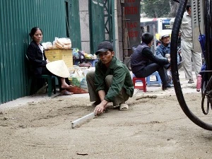 Việc cầy xới vỉa hè thường xuyên sẽ làm ảnh hưởng đến cuộc sống của người dân. (Ảnh: Mạnh Trung/Vietnam+)