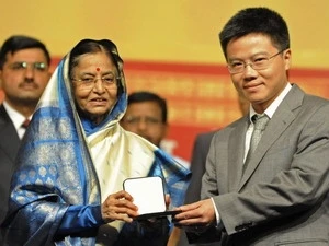 Tổng thống Ấn Độ Patil trao giải thưởng cho giáo sư Ngô Bảo Châu. (Nguồn: AFP/TTXVN)