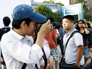 Nhiều người đam mê nhiếp ảnh đến cuộc thi với mục tiêu giao lưu, học hỏi. (Ảnh: Trung Hiền/Vietnam+)