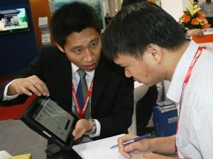 Giới thiệu công nghệ tại VietnamComm 2011. (Ảnh: Trung Hiền/Vietnam+)