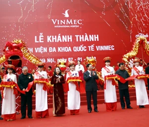 Lễ cắt băng khánh thành VINMEC. (Ảnh: P.Chi/Vietn+)
