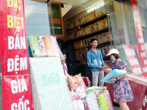 Một cửa hàng chăn ga ở Xã Đàn giảm giá lớn để hút khách. (Ảnh: Tâm Nguyễn/Vietnam+)