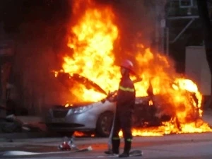 Một chiếc taxi "bỗng dưng" bốc cháy. (Nguồn: Vietnam+)