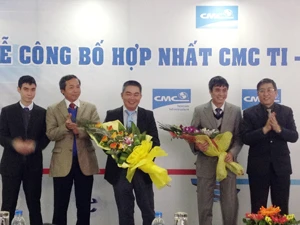 Thứ trưởng Bộ TT-TT Lê Nam Thắng (phải) hy vọng CMC Telecom sẽ hoạt động hiệu quả, đem lại dịch vụ tốt nhất cho người sử dụng. (Ảnh: T.H/Vietnam+)