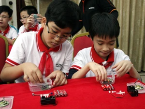 Tự lắp ráp máy ghi âm giúp học sinh tiếp cận công nghệ một cách trực quan. (Ảnh: T.H/Vietnam+)
