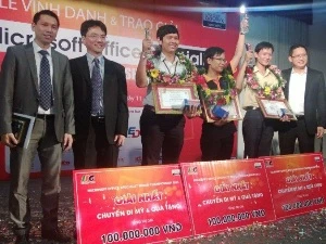 Ông Vũ Minh Trí (phải) trao phần thưởng cho các thí sinh đoạt giải. (Nguồn: Microsoft Việt Nam)