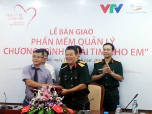 Đại diện chương trình nhận bàn giao phần mềm từ Viettel. (Ảnh: T.H/Vietnam+)