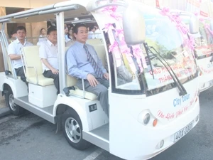 Xe điện đã được đưa vào phục vụ du khách tham quan phố cổ. (Ảnh: Mạnh Hùng/Vietnam+).