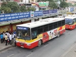 Xe buýt vẫn là phương tiện vận tải hành khách công cộng chủ đạo trong giao thông đô thị. (Ảnh: Anh Tuấn/TTXVN)