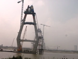 Các trụ tháp bắc qua Sông Hồng vẫn chưa được hoàn thành theo đúng tiến độ. (Ảnh: Việt Hùng/Vietnam+)