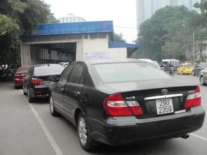 Nhiều xe đến kiểm định và nộp phí sử dụng đường bộ trong ngày đầu tiên. (Ảnh: Việt Hùng/Vietnam+)