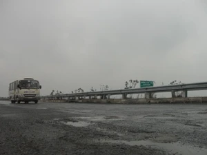 Bề mặt đường cao tốc Cầu Giẽ - Ninh Bình vẫn bị bong tróc nham nhở. (Ảnh: Việt Hùng/Vietnam+) 