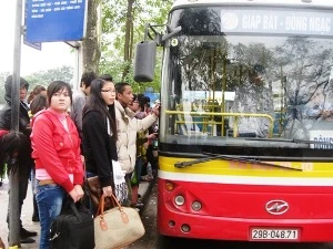 Xe buýt vẫn là phương tiện giữ vai trò chủ đạo trong vài năm tới. (Ảnh: Hùng Võ/Vietnam+)