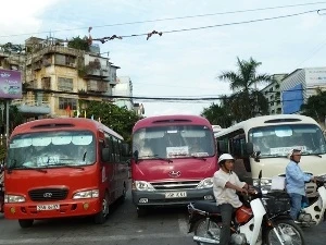 Xe khách dàn hàng ngang bắt khách trên đường. (Ảnh: Việt Hùng/Vietnam+)