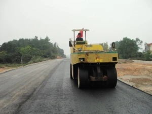 Đoạn Thái Nguyên - Sóc Sơn đang tiến hành trải thảm nhựa và hoàn thiện mặt đường để thông xe kỹ thuật vào 30/5. (Ảnh: Việt Hùng/Vietnam+)