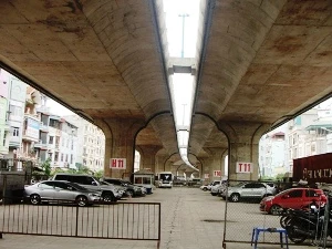 Gầm cầu Vĩnh Tuy được phân lô thành các điểm trông giữ ôtô. (Ảnh: Việt Hùng/Vietnam+)