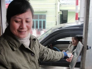 Số phận nhiều nhân viên bán vé trạm thu phí vẫn chưa được quyết định sau khi "xóa" trạm thu phí. (Ảnh: Việt Hùng/Vietnam+)