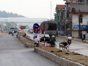 Dự án mở rộng Quốc lộ 1A đang được tiến hành thi công. (Ảnh: Việt Hùng/Vietnam+)