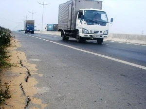 Hiện tượng nứt mặt đường đã xuất hiện trên tuyến cao tốc Thành phố Hồ Chí Minh - Trung Lương dù mới được đưa vào khai thác 5 tháng. (Ảnh: TTXVN)