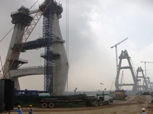 Cầu Nhật Tân cũng bị chậm tiến độ do vướng mặt bằng. (Ảnh: PV/Vietnam+)