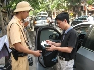 Cảnh sát giao thông tiến hành kiểm tra xử phạt vi phạm giao thông. (Ảnh: Mạnh Hùng/Vietnam+)