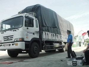 Xe tải đang được tiến hành cân tải trọng tại trạm cân lưu động. (Ảnh: Việt Hùng/Vietnam+)