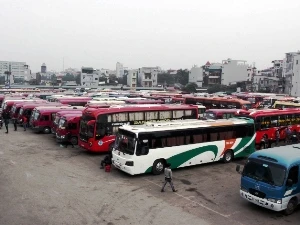 Hàng trăm lượt xe vẫn chây ỳ việc điều chuyển khỏi bến Mỹ Đình. (Ảnh: Thế Duyệt/TTXVN)