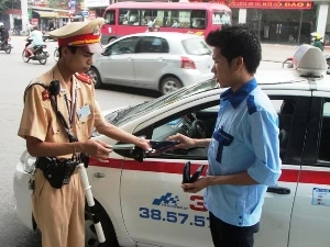 Cảnh sát giao thông tiến hành xử lý xe taxi vi phạm giao thông. (Ảnh: Việt Hùng/Vietnam+)