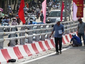 Cầu vượt Đại Cồ Việt-Trần Khát Chân đang được hoàn thiện các hạng mục cuối để thông xe vào 30/8. (Ảnh: Việt Hùng/Vietnam+)