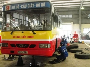 Xe buýt đang được sửa chữa, bảo dưỡng định kỳ nhằm nâng cao chất lượng phương tiện. (Ảnh: Việt Hùng/Vietnam+)