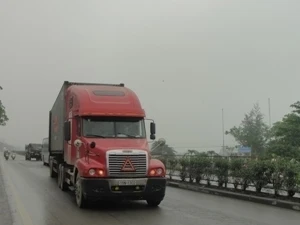 Xe container lưu thông trên Quốc lộ 5. (Ảnh: Việt Hùng/Vietnam+)