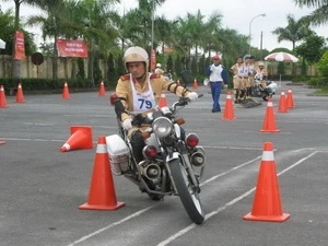 Cảnh sát giao thông hướng dẫn lái xe an toàn. (Ảnh: Văn Xuyên/Vietnam+)