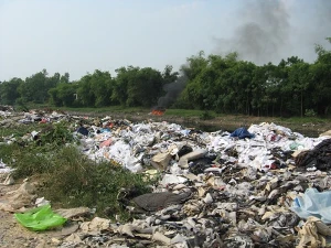 Tình trạng xả thải phổ biến tại nhiều làng nghề trên cả nước. (Ảnh: TTXVN)