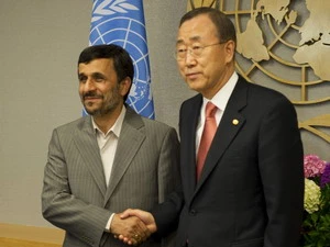 Tổng thư ký Liên hợp quốc Ban Ki-moon (phải) và Tổng thống Iran Mahmoud Ahmadinejad tại hội nghị. (Ảnh: AFP/TTXVN) 