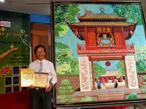 Ông Nguyễn Tường Linh, Giám đốc Công ty Cổ phần Công Nghệ GAMMA và “Bức tranh làm bằng hạt nhựa lớn nhất Việt Nam.” (Nguồn: Internet)