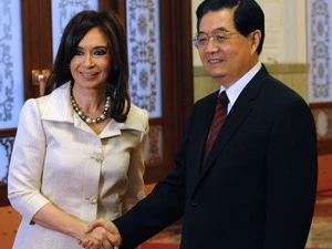 Chủ tịch Trung Quốc Hồ Cẩm Đào (phải) và Tổng thống Argentina Cristina Kirchner đã chứng kiến lễ ký thỏa thuận. (Ảnh: AFP/TTXVN)