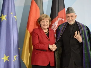 Thủ tướng Angela Merkel (trái) và Tổng thống Hamid Karzai tại cuộc họp báo chung sau cuộc gặp. (Ảnh: AFP/TTXVN)