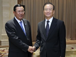 Thủ tướng Trung Quốc Ôn Gia Bảo (phải) và Thủ tướng Campuchia Hun Sen (trái) tại cuộc hội đàm. (Nguồn: THX/TTXVN)