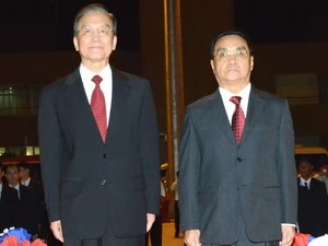 Thủ tướngThongsing Thammavong đón Thủ tướng Ôn Gia Bảo. (Ảnh: Hoàng Chương/Vietnam+) 