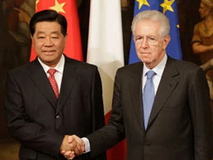 Ông Giả Khánh Lâm và Thủ tướng Mario Monti. (Nguồn: Reuters)