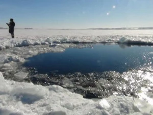 Các nhà khoa học xác nhận tìm thấy mảnh vỡ thiên thạch tại khu vực hồ Chebarkul, vùng Chelyabinsk. (Ảnh: AFP)