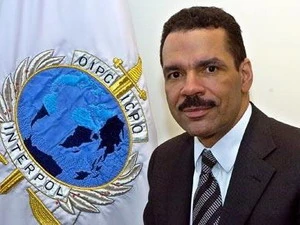 Tổng thư ký Ronald Noble của Interpol.