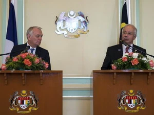 Thủ tướng Najib Razak (phải) và Thủ tướng Jean-Marc Ayrault tại cuộc họp báo chung sau cuộc gặp. (Nguồn: AFP/TTXVN)