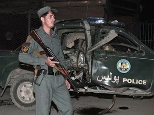 Cảnh sát Afghanistan tại hiện trường một vụ tấn công vào chiếc xe cảnh sát. (Nguồn: AP)