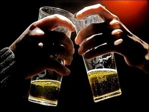 Uống bia, rượu thường xuyên sẽ làm tăng nguy cơ đột quỵ. (Nguồn: Internet)
